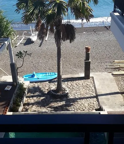 Amed Beach Villa *